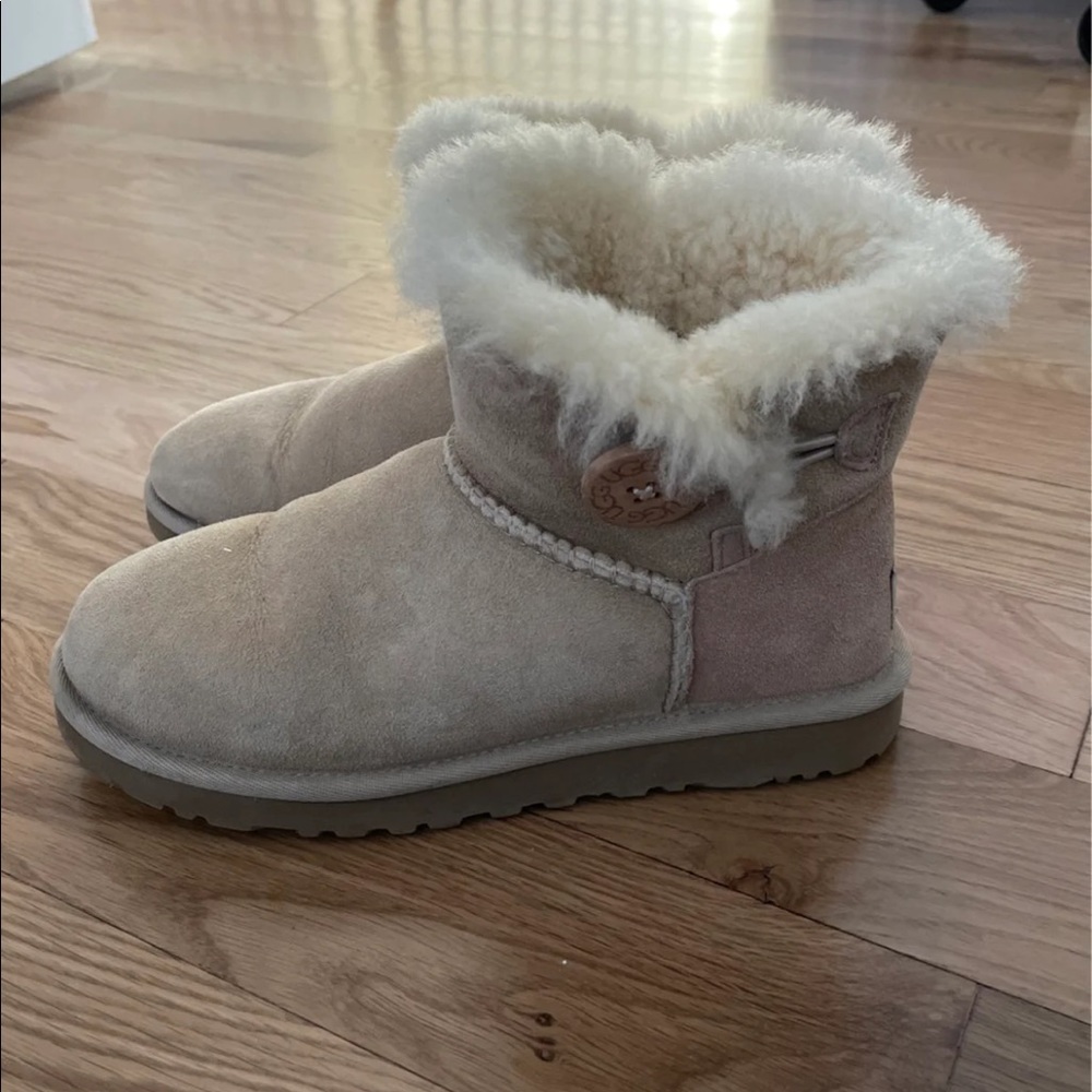 UGG Sand Short Button